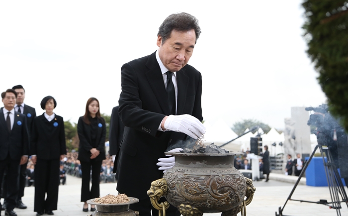 이낙연 국무총리가 19일 오전 서울 강북구 국립 4.19민주묘지에서 열린 ‘제59주년 4·19혁명 기념식’에 참석해 분향하고 있다.